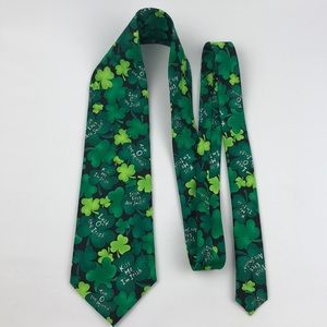 Novelties Kiss Me I’m Iris Tie